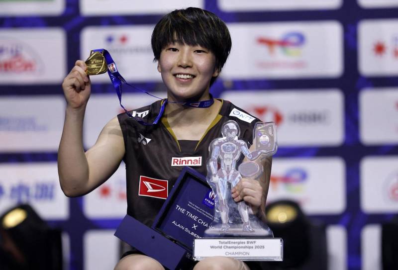 Japan's Yamaguchi cruises to third badminton world title