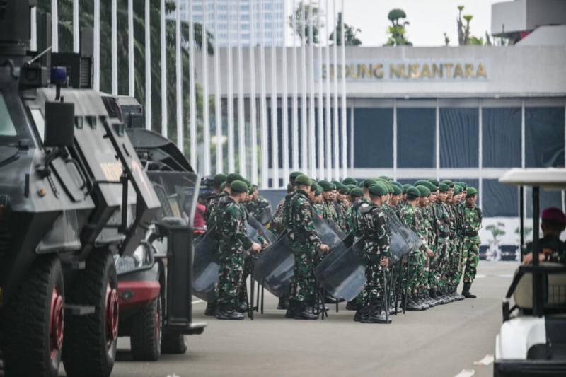 Indonesia capital on edge as army appears after deadly protests