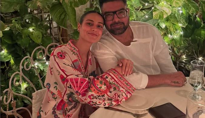 Fans swoon over Iqra’s family portrait