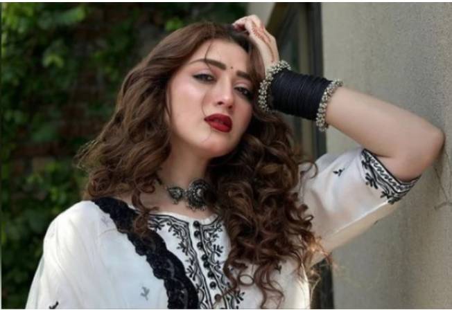 Momina Iqbal oozes glam in elegant attire