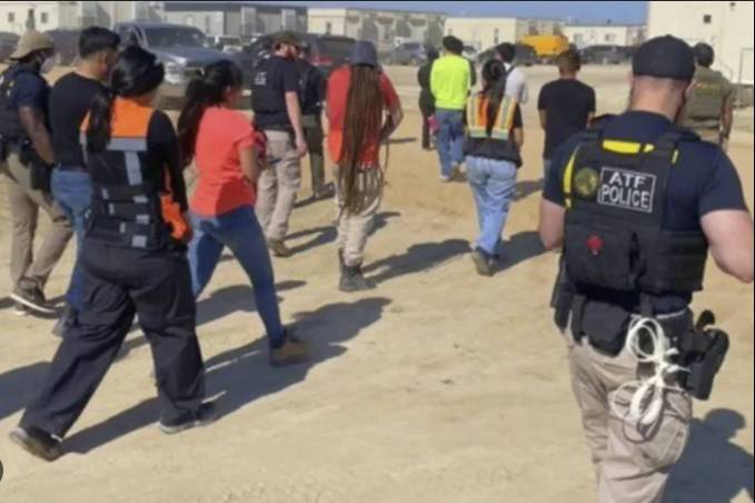 US agents arrest 475 in raid on Hyundai-LG plant
