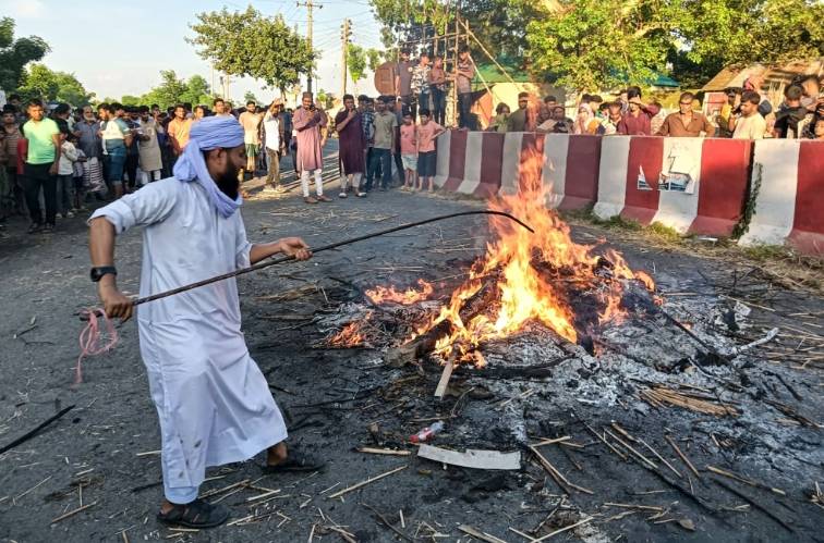 Bangladesh police launch manhunt after riot over cleric's grave