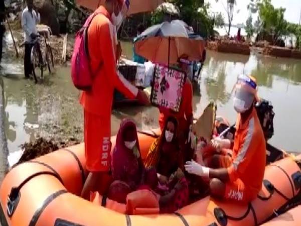 Flood-affected lady gives birth to baby during rescue operation