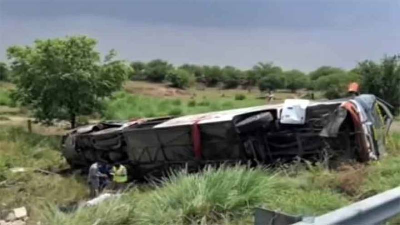 Speeding coach overturns in Nawab Shah; 5 dead, 20 injured