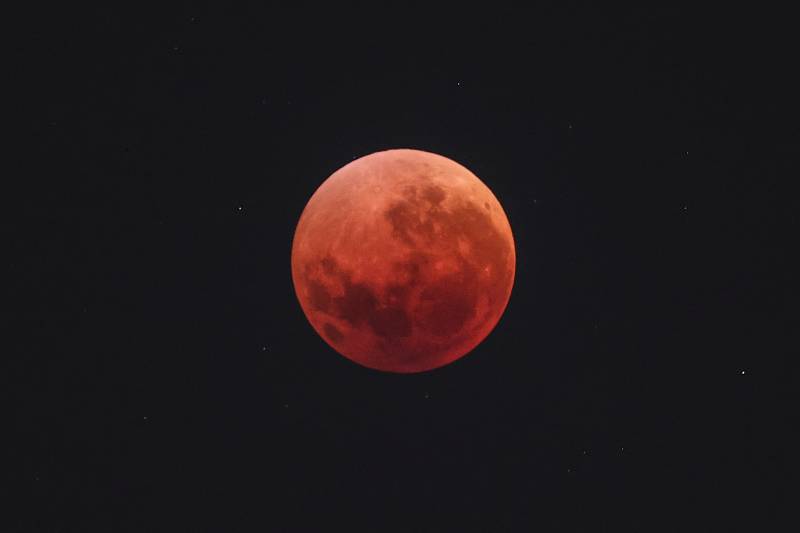 Stargazers enjoy Blood Moon in Pakistani skies
