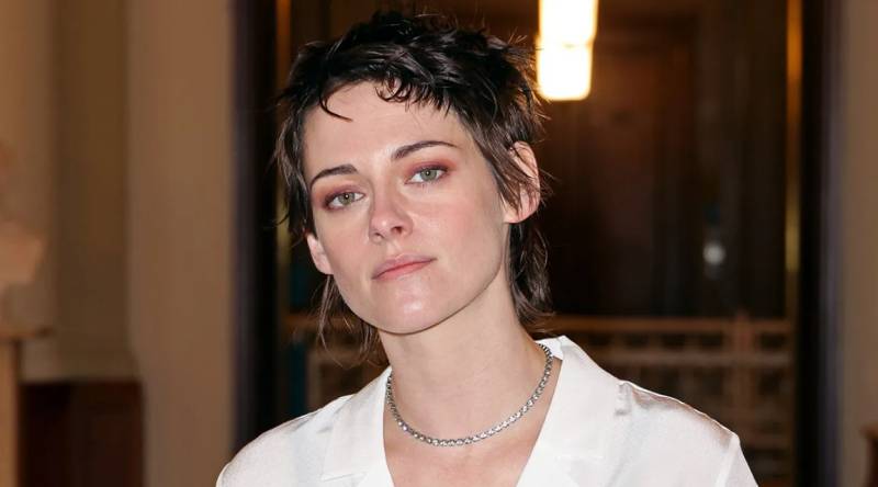 Kristen Stewart embraces Britpop chic at reunion concert alongside Noah Cyrus, Sofia Vergara