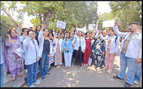 Medical colleges’ students protest in Lahore against raise in fees