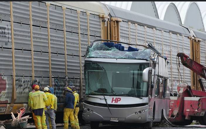 10 killed, 41 injured after train hits bus in Mexico