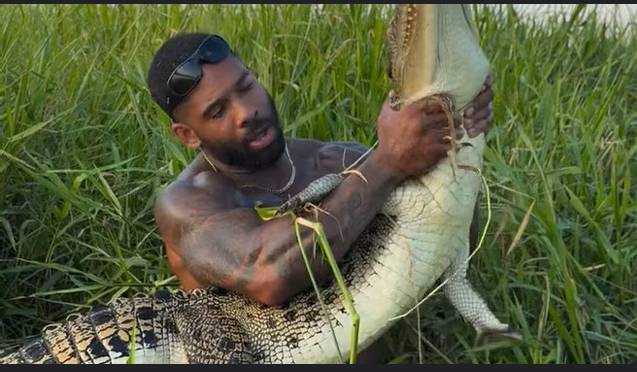 Australian authorities investigate influencer over croc wrestling