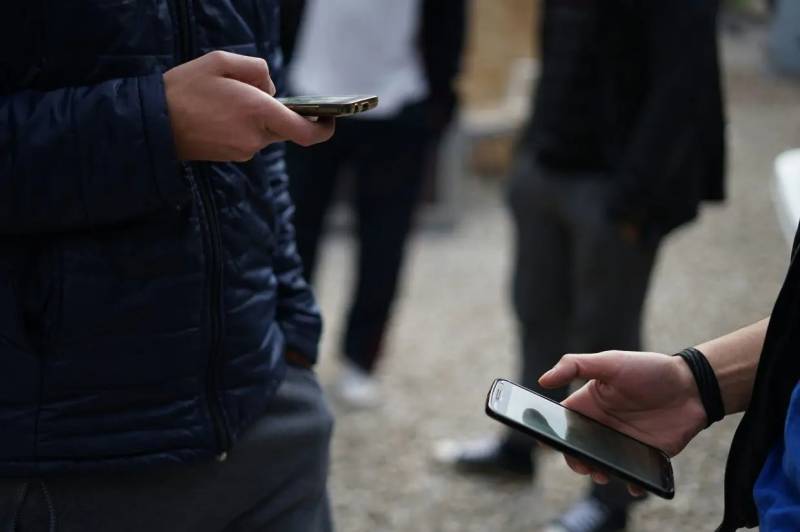 French lawmakers urge social media ban for under-15s