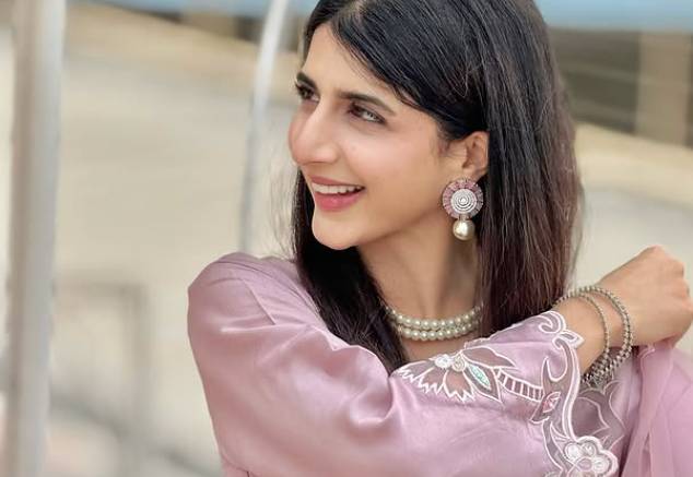 Mawra Hocane urges fans to pray as she starts new project