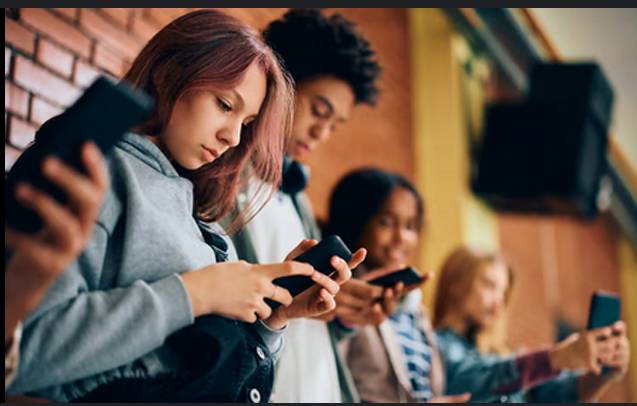 French commission recommends banning social media for children under 15