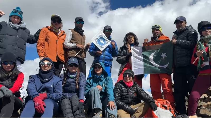 Team of Pakistani women mountaineers scales 5,400 meters high Brila Peak
