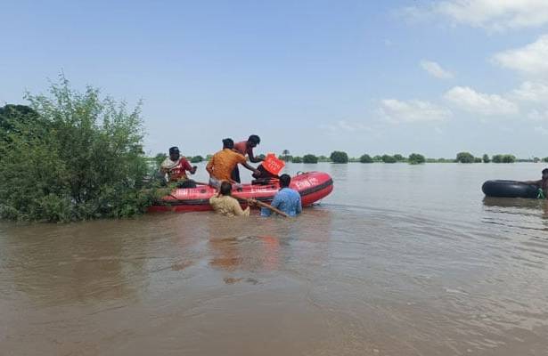 Landlord's house looted by thieves on boats in flood-hit Burewala village