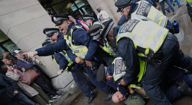 Clashes with police after up to 150,000 gather at far-right UK rally