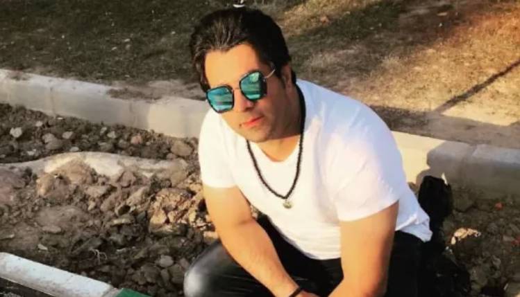 Iranian singer Omid Jahan dies during concert