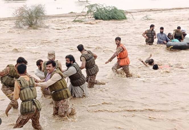 Pakistan Army distributes ration among flood victims of Lahore’s Theme Park