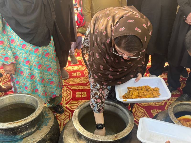 Punjab CM Maryam visits flood-hit Alipur, distributes relief and shares meals with victims