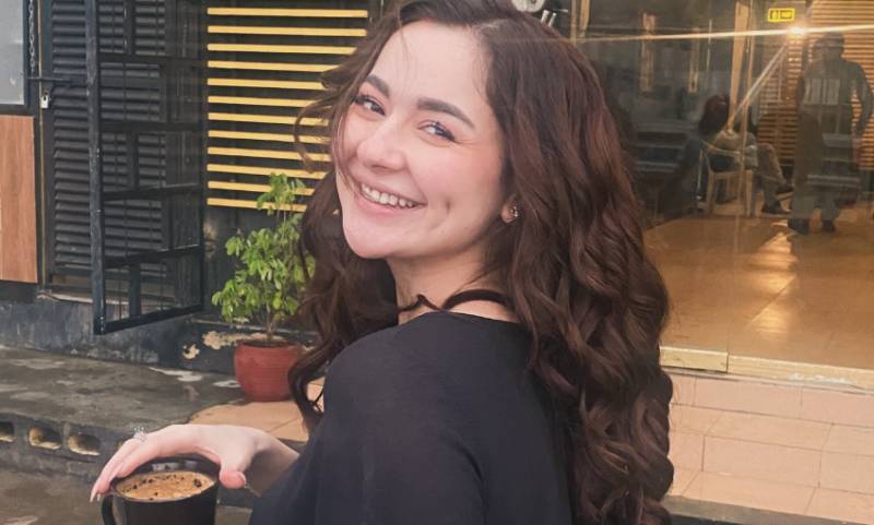 Hania Aamir’s smile in recent photos sets the internet ablaze