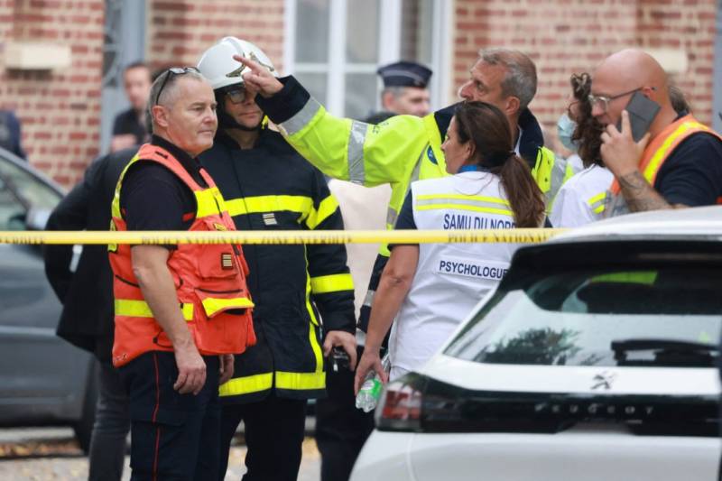 French police shoot dead a man with machete near school