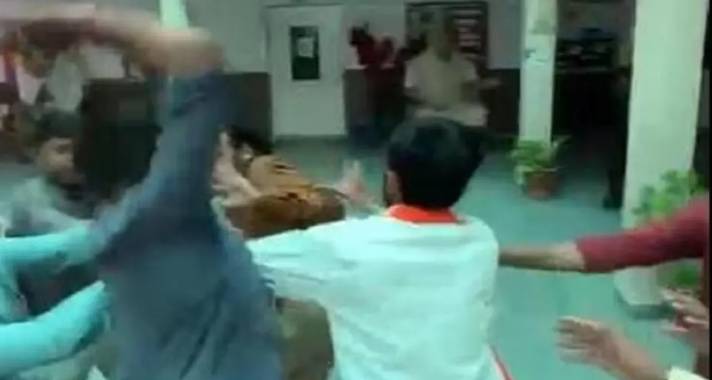 School headmaster in Larkana gets beaten for refusing to admit kids