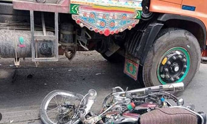 Speedy trucks crush four to death in Lahore, Mian Channu