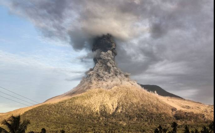 Indonesia volcano erupts as alert level raised