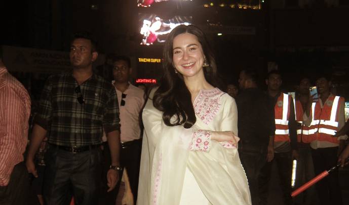 Dhaka falls in love with Hania Aamir 