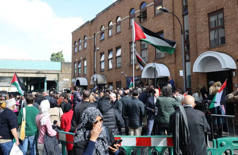 Palestinian mission in London raises flag after recognition
