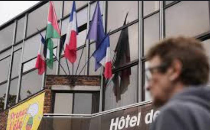 French politicians bicker over Palestinian flags outside town halls