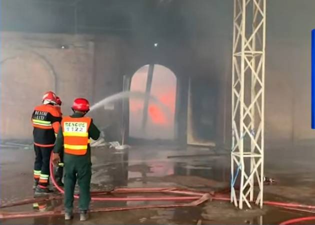 Fire engulfs chemical factory in Multan