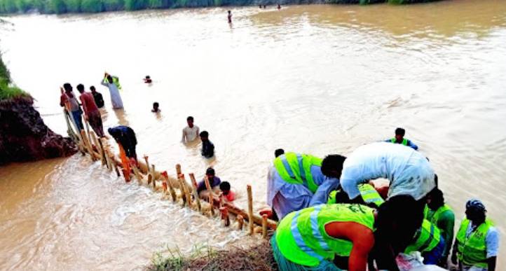 Over 10,000 people sign up for rescue work in flood-hit areas