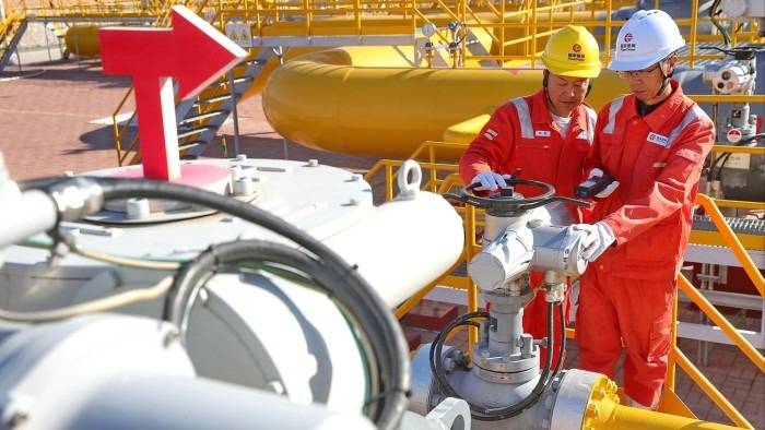 EU weighs tariffs on Russian oil imports