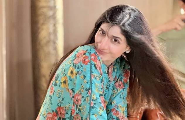 Mawra celebrates another pre-birthday with her managers