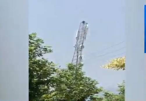 Dauntless man climbs tower in Islamabad 