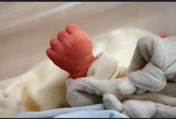 Woman gives birth to baby on roadside in Sahiwal
