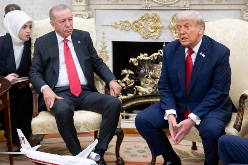 Trump hints at jets for Erdogan if Turkey quits Russian oil