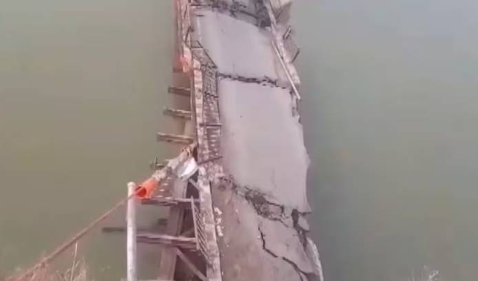 Several villages cut off from each other after bridge collapses in Ubauro