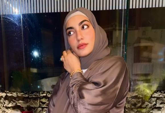 Umair Jaswal’s emotional post revealing wife’s face goes viral