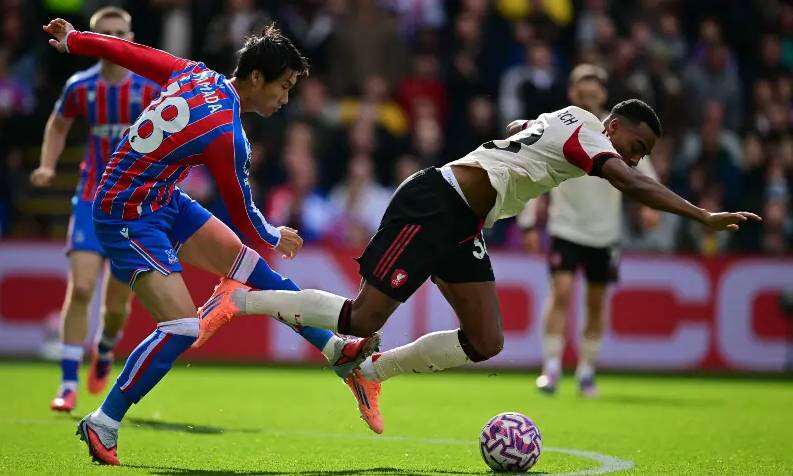 Liverpool's perfect start ended by Crystal Palace, Man Utd beaten at Brentford