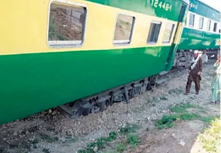 Several injured as Sukkur Express derails near Hyderabad
