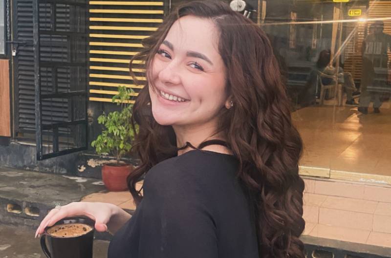 Hania Aamir tries homemade Bengali food at YouTuber Rafsan’s place