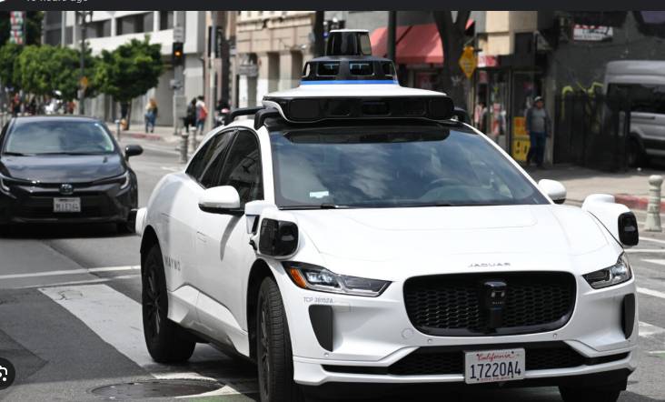 US cops pull over driverless car after illegal U-turn