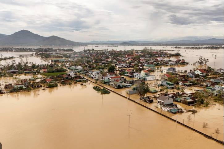 Lingering Typhoon Bualoi inflicts death, flooding on Vietnam