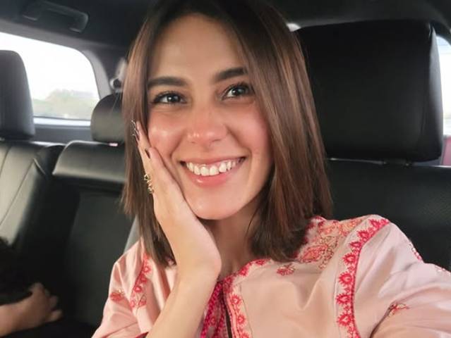 Iqra Aziz goes for a casual eat out with friends