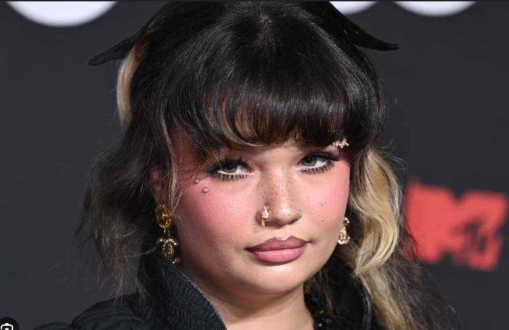 Lola Young cancels gigs after collapsing at New York concert