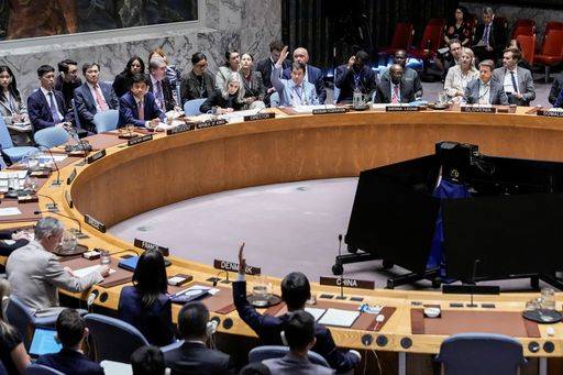 US sanctions Iranian 'weapons networks' after UN reimposes restrictions