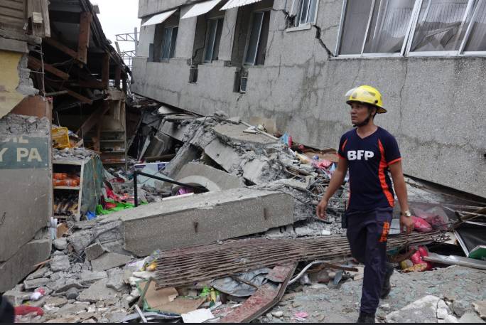 60 dead as quake flattens buildings, tears up roads in Philippines 