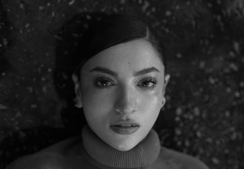 Dananeer stuns fans in monochrome festive