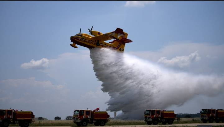 Rising wildfires spur comeback for Canadian water bomber